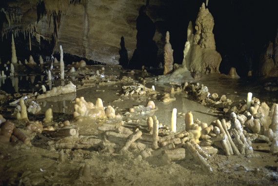 Salle de la grotte de Bruniquel, Tarn-et-Garonne en 1992/93. Cette grotte comporte des structures aménagées datées denviron 176 500 ans. Léquipe scientifique a développé un nouveau concept, celui de "spéléofacts", pour nommer ces stalagmites brisées et agencées. Linventaire de ces 400 spéléofacts montre des stalagmites agencées et bien calibrées qui totalisent 112 mètres cumulés et un poids estimé à 2,2 tonnes de matériaux déplacés. Ces structures sont composées déléments alignés, juxtaposés et superposés (sur 2, 3 et même 4 rangs). Cette découverte recule considérablement la date de fréquentation des grottes par lHomme, la plus ancienne preuve formelle datant jusquici de 38 000 ans (Chauvet). Elle place ainsi les constructions de Bruniquel parmi les premières de lhistoire de lHumanité. Ces travaux ont été menés par une équipe internationale impliquant notamment Jacques Jaubert de luniversité de Bordeaux, Sophie Verheyden de lInstitut royal des Sciences naturelles de Belgique (IRSNB) et Dominique Genty du CNRS, avec le soutien logistique de la Société spéléo-archéologique de Caussade, présidée par Michel Soulier. UMR5199 DE LA PREHISTOIRE A L'ACTUEL : CULTURE, ENVIRONNEMENT ET ANTHROPOLOGIE ,UMR8212 Laboratoire des Sciences du Climat et de l'Environnement  20160048_0007